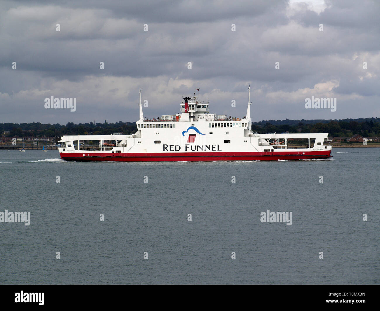 Ferry Red Funnel, Red Osprey à Southampton Docks, prises à partir de Hythe Marina, Hampshire, England, UK Banque D'Images