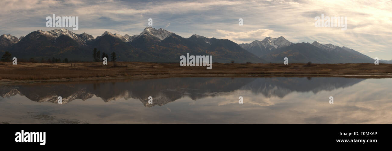 Panorama d'un Montana mountain range reflète dans un lac. Banque D'Images