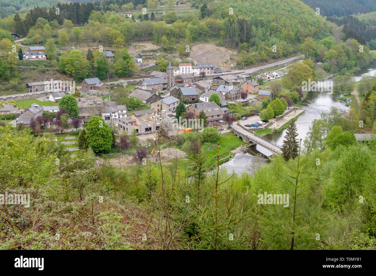 MABOGE, LA ROCHE-EN-ARDENNE, BELGIQUE - 23 avril 2011 : Le village de Maboge et la rivière Ourthe dans les Ardennes en Belgique. À la recherche vers le bas dans la vallée Banque D'Images