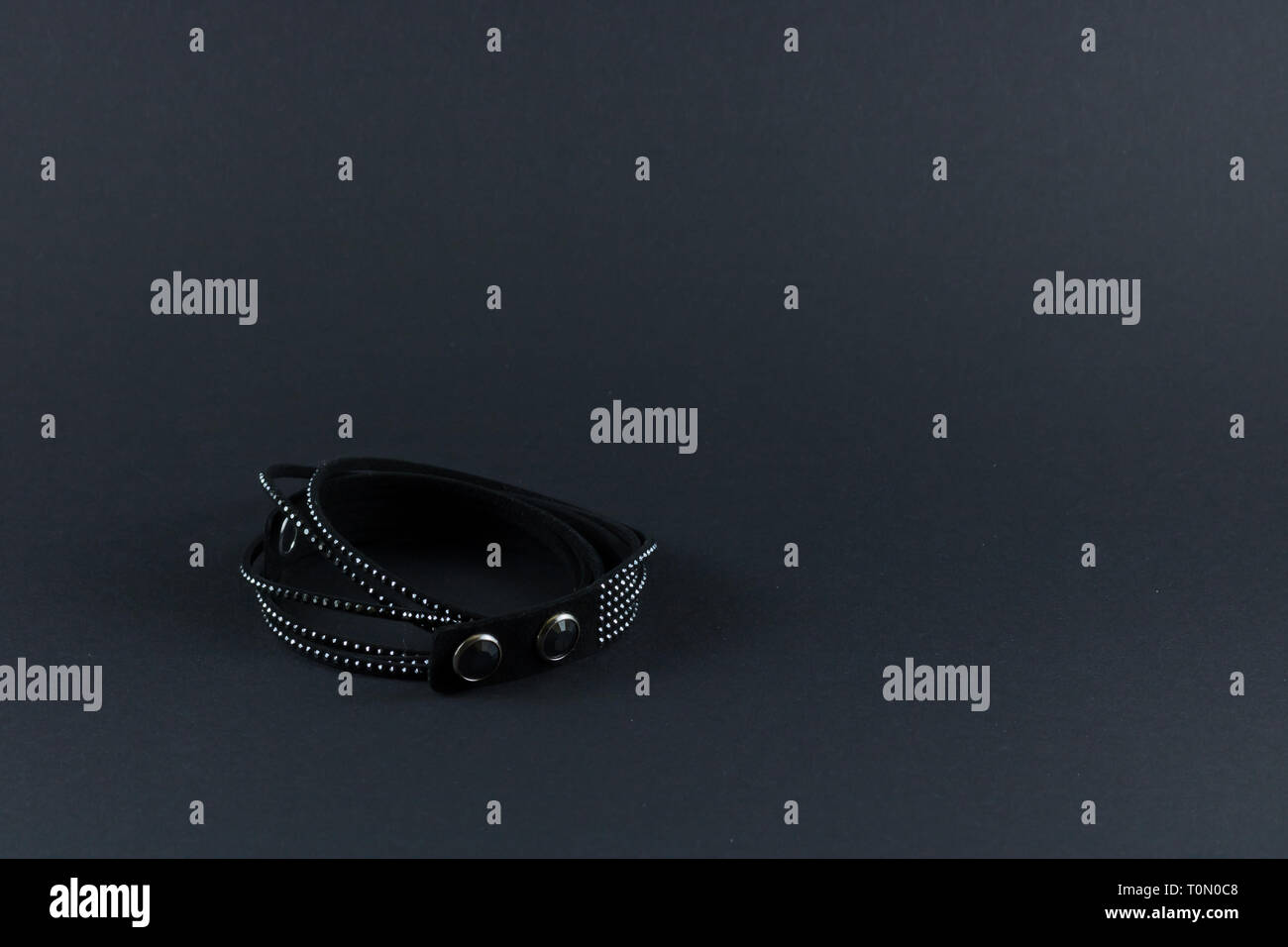 Bijoux en cristal bracelet noir vie encore isolé sur fond noir Banque D'Images