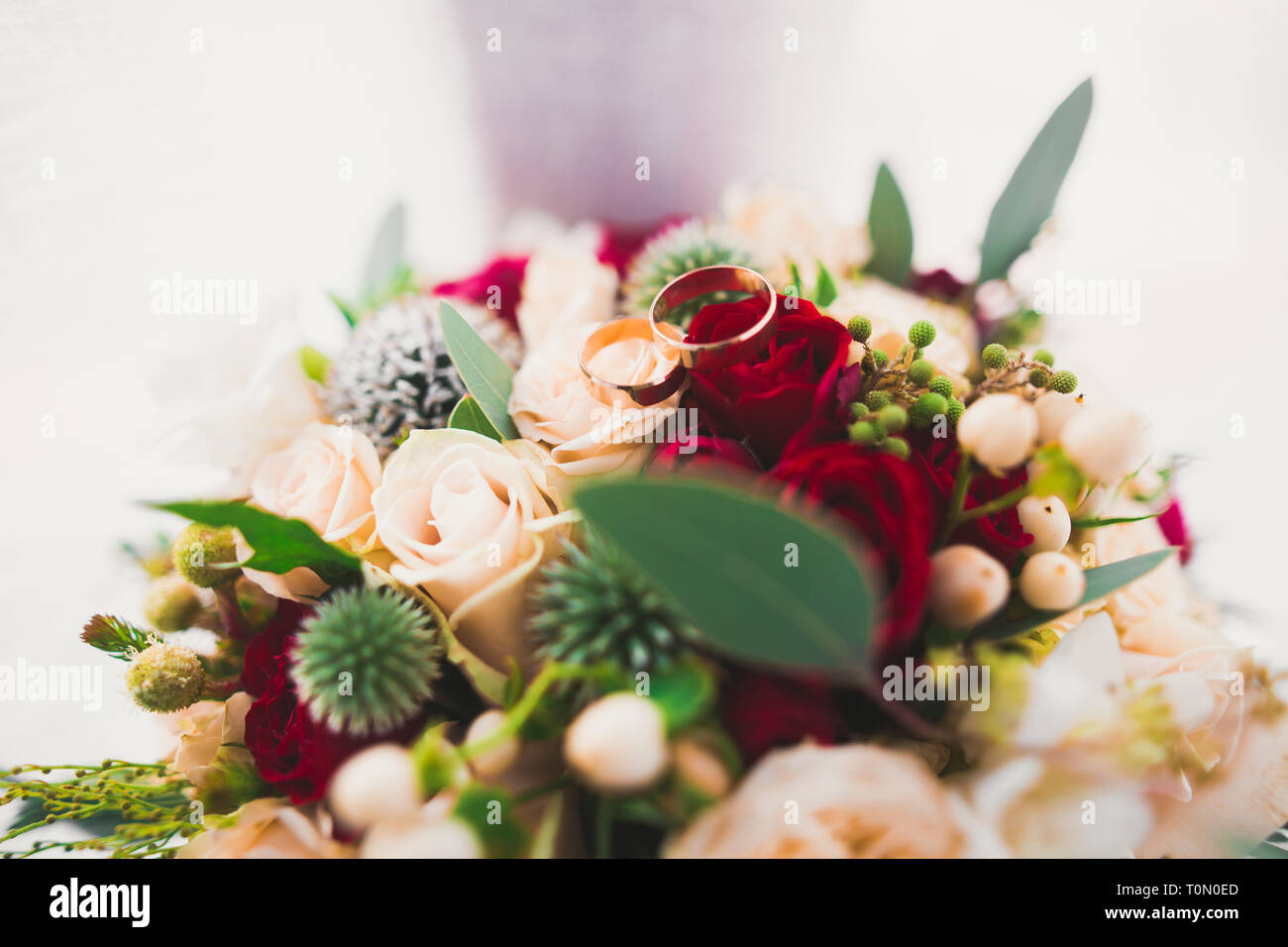 Beau bouquet de mariage de différentes fleurs, roses. Banque D'Images