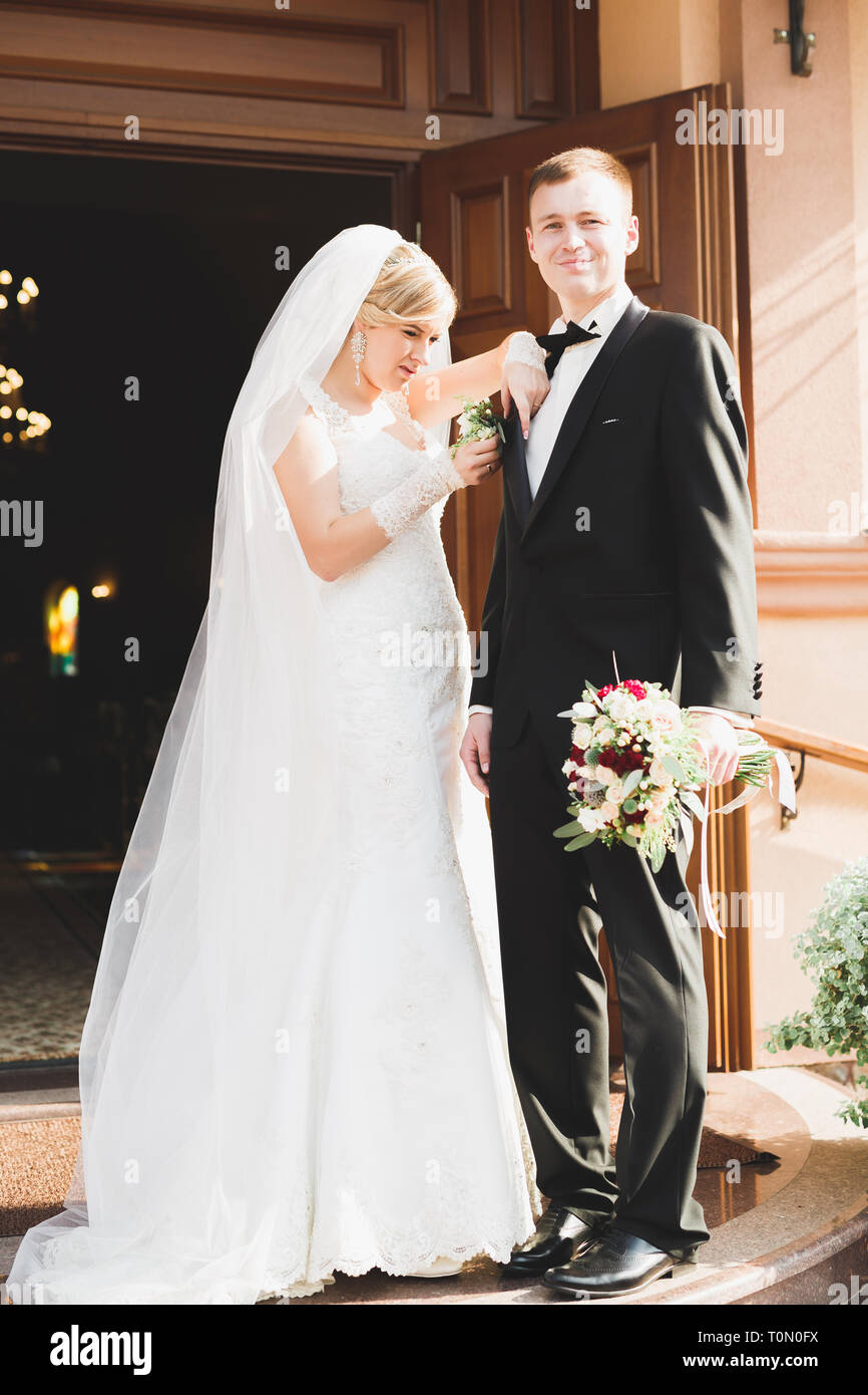 Couple de bide et le marié se marier dans une église. Banque D'Images