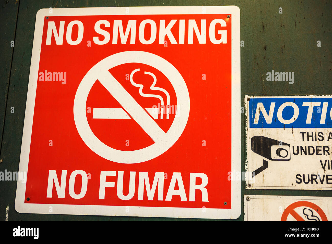 Aucun signe de fumer en deux langues, l'espagnol et l'anglais, à Manhattan, New York City, USA Banque D'Images