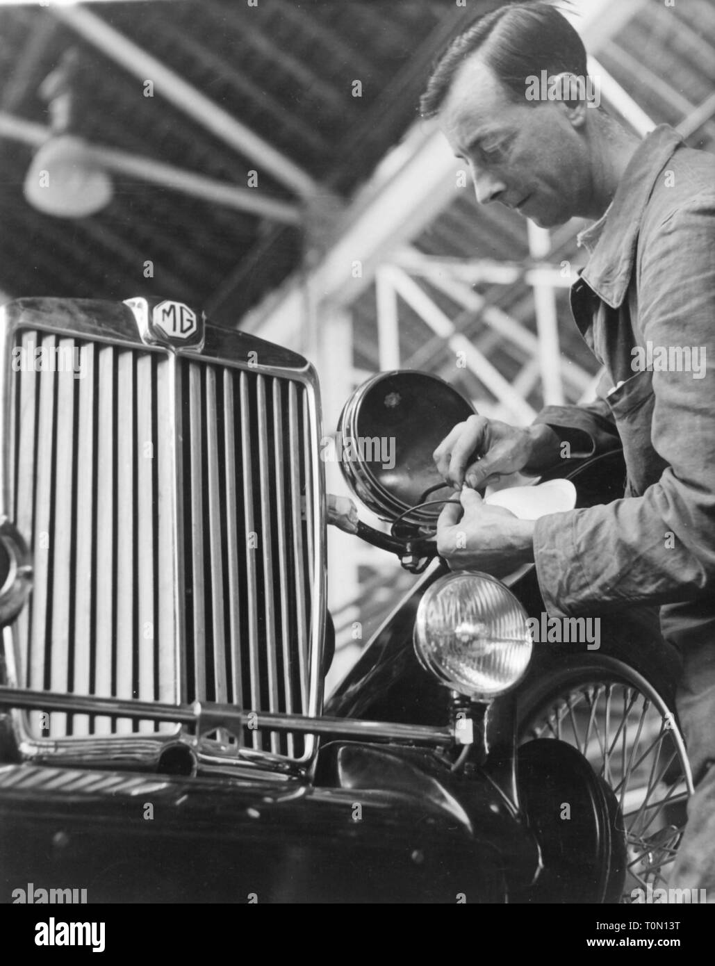 L'industrie, industrie automobile, production, montage d'un MG TC Roadster, Morris Garages fonctionne, Abingdon, Oxfordshire, Angleterre, 2ème semestre 1940, Additional-Rights Clearance-Info-Not-Available- Banque D'Images