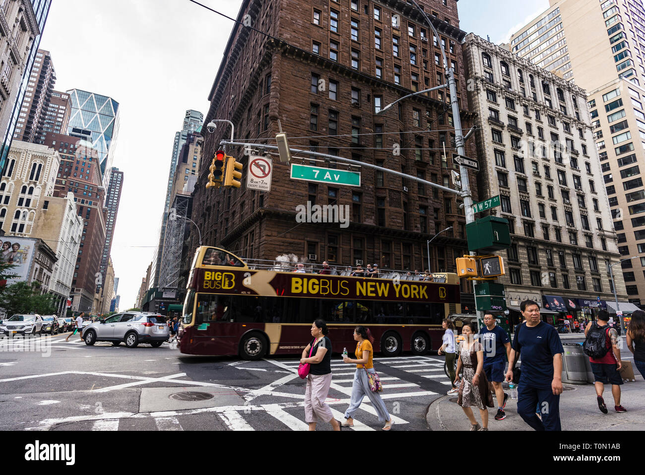 La ville de New York, USA - Le 28 juillet 2018 : Voyage en bus avec les gens autour de la 7e Avenue et de trafic à Manhattan à New York City, USA Banque D'Images