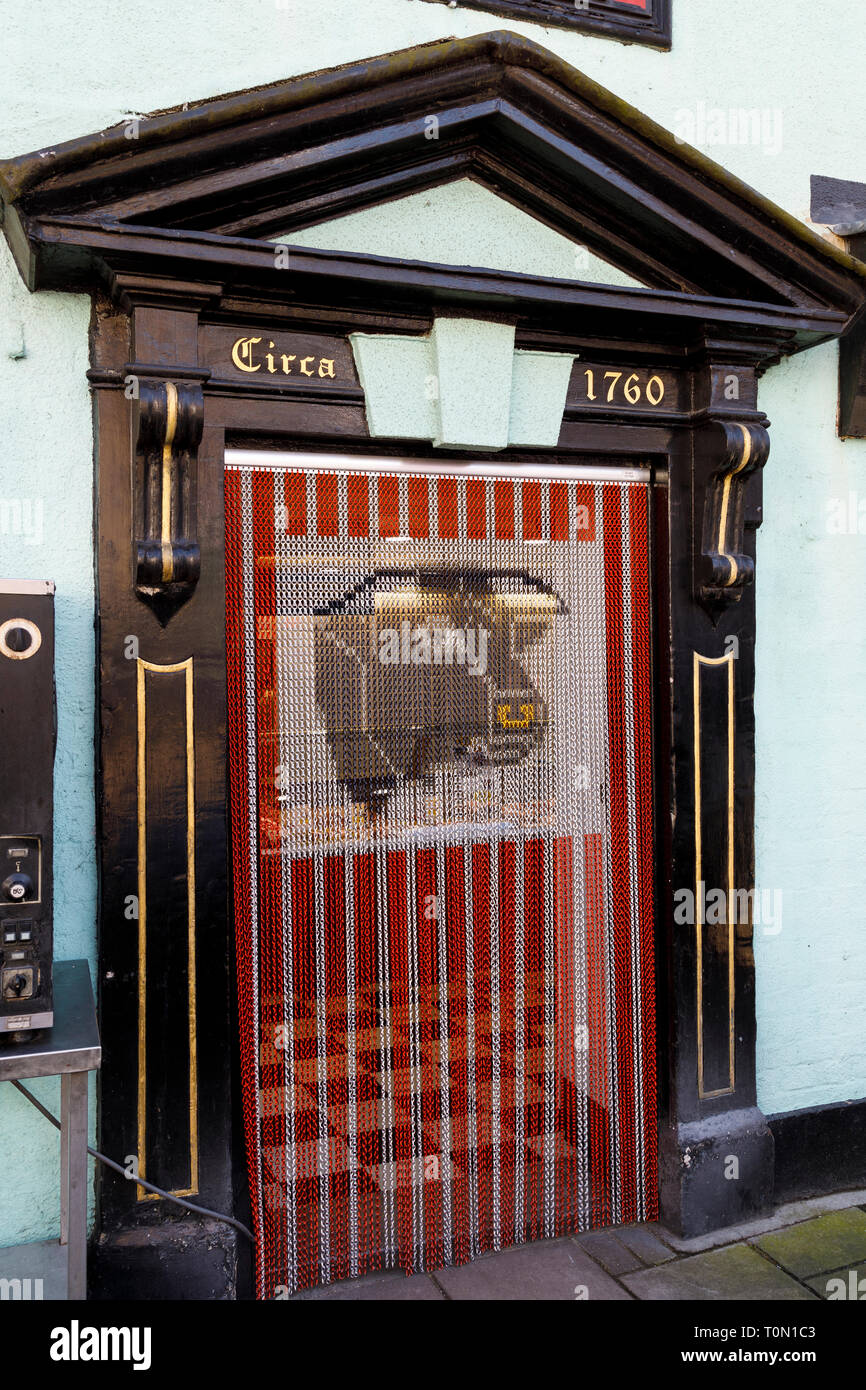 L'entrée et ouvrez la porte avec la pendaison aveugle à une rue principale traditionnelle butches boutique dans le West Sussex, Royaume-Uni. Banque D'Images