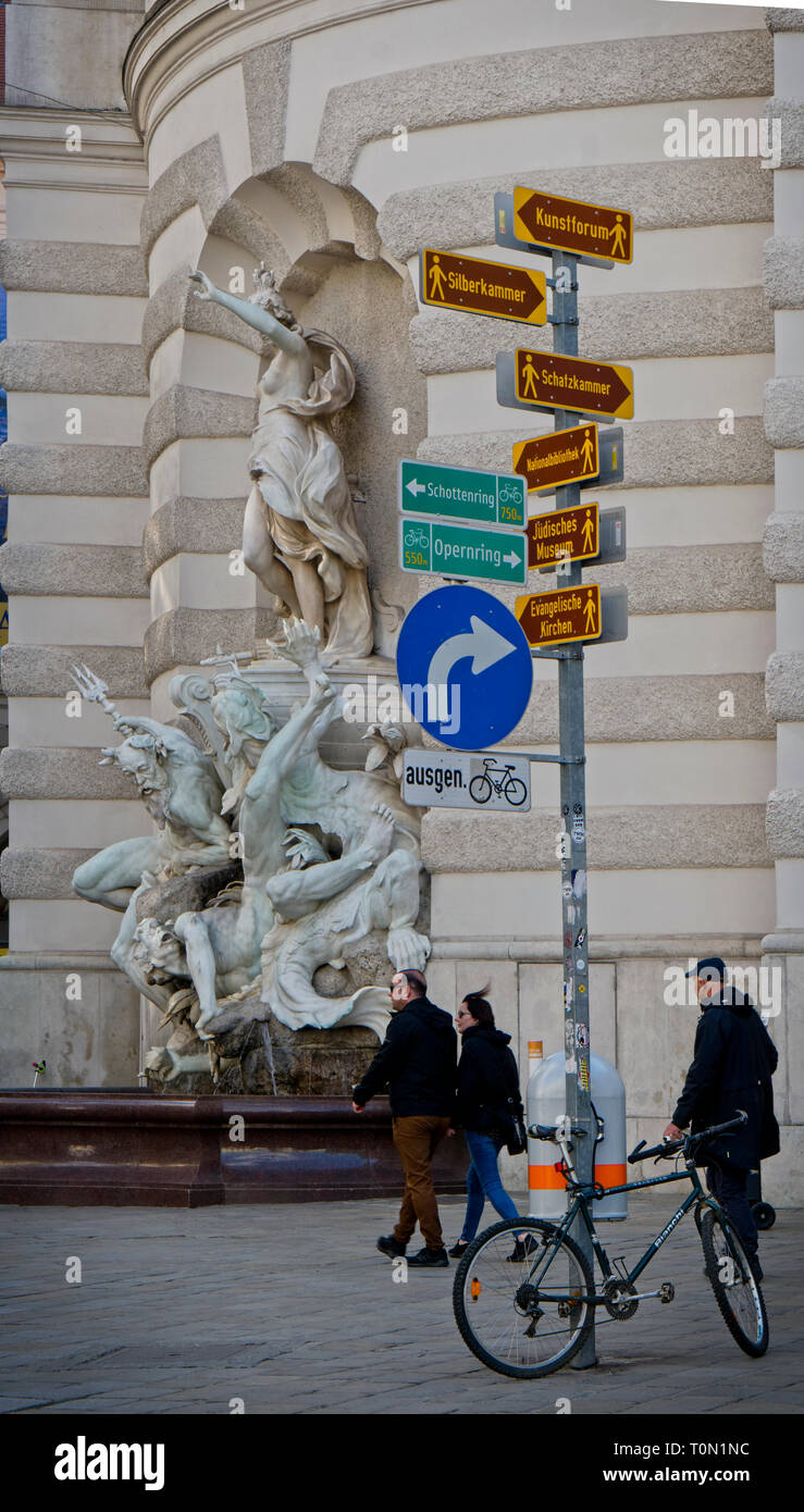 Statue et la signalisation routière par la Hofburg Vienne Autriche dans Michaeler Platz Banque D'Images