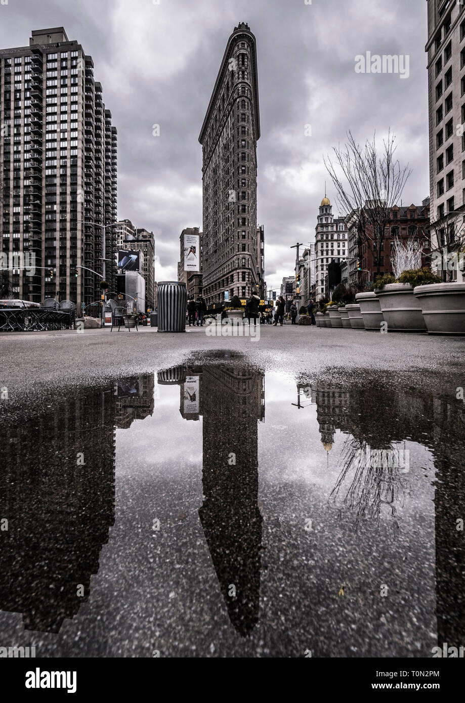 Une vue de la Flat Iron Building à New York, c'est une icône et bâtiment historique en plein cœur de la ville. Banque D'Images