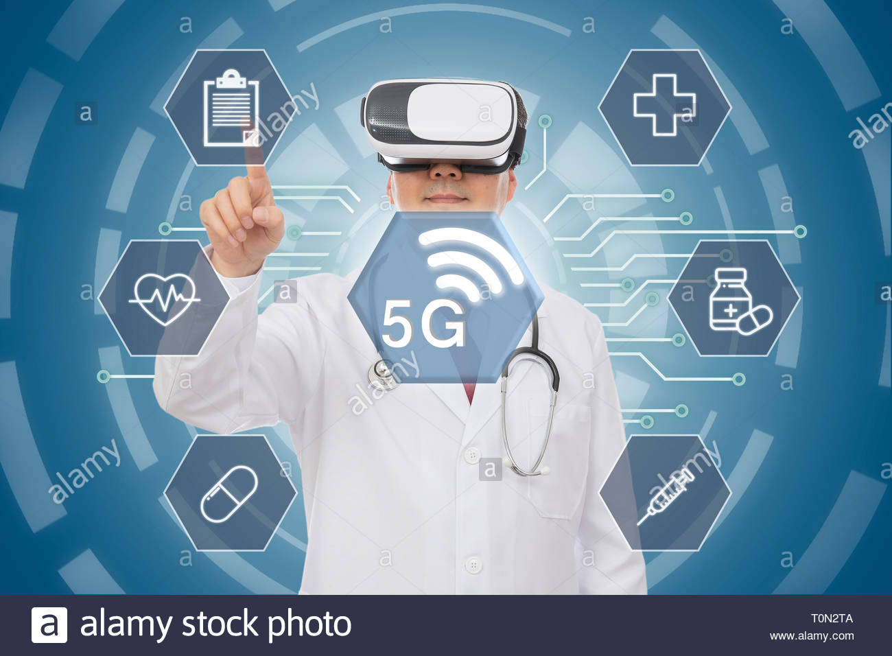Médecin homme portant des lunettes de réalité virtuelle. 5G Concept médical. Graphique de l'ordinateur. Banque D'Images