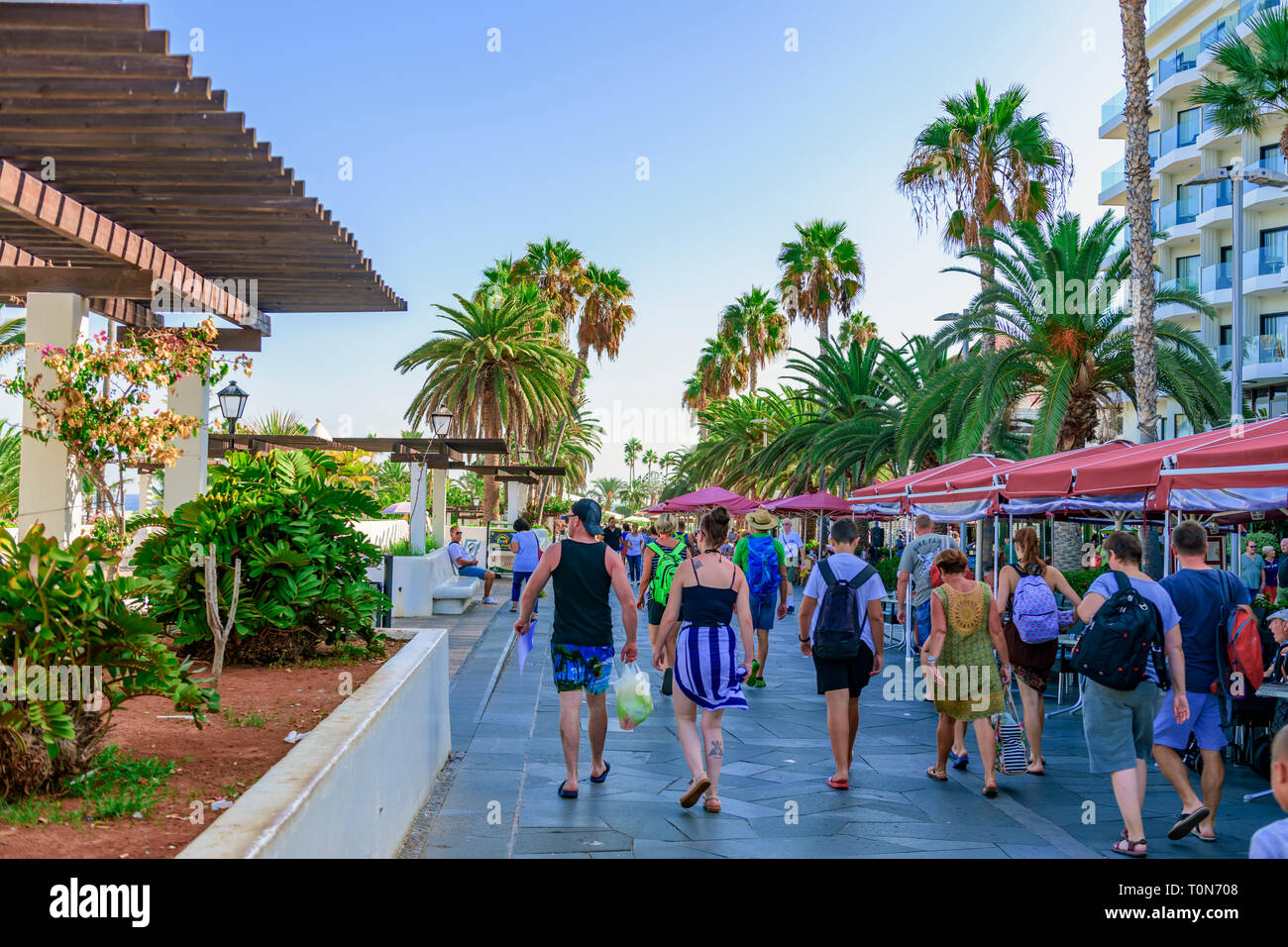 Les touristes marcher le long de l'avenue de Cristobal Colon, Puerto de la cruz, Tenerife Banque D'Images
