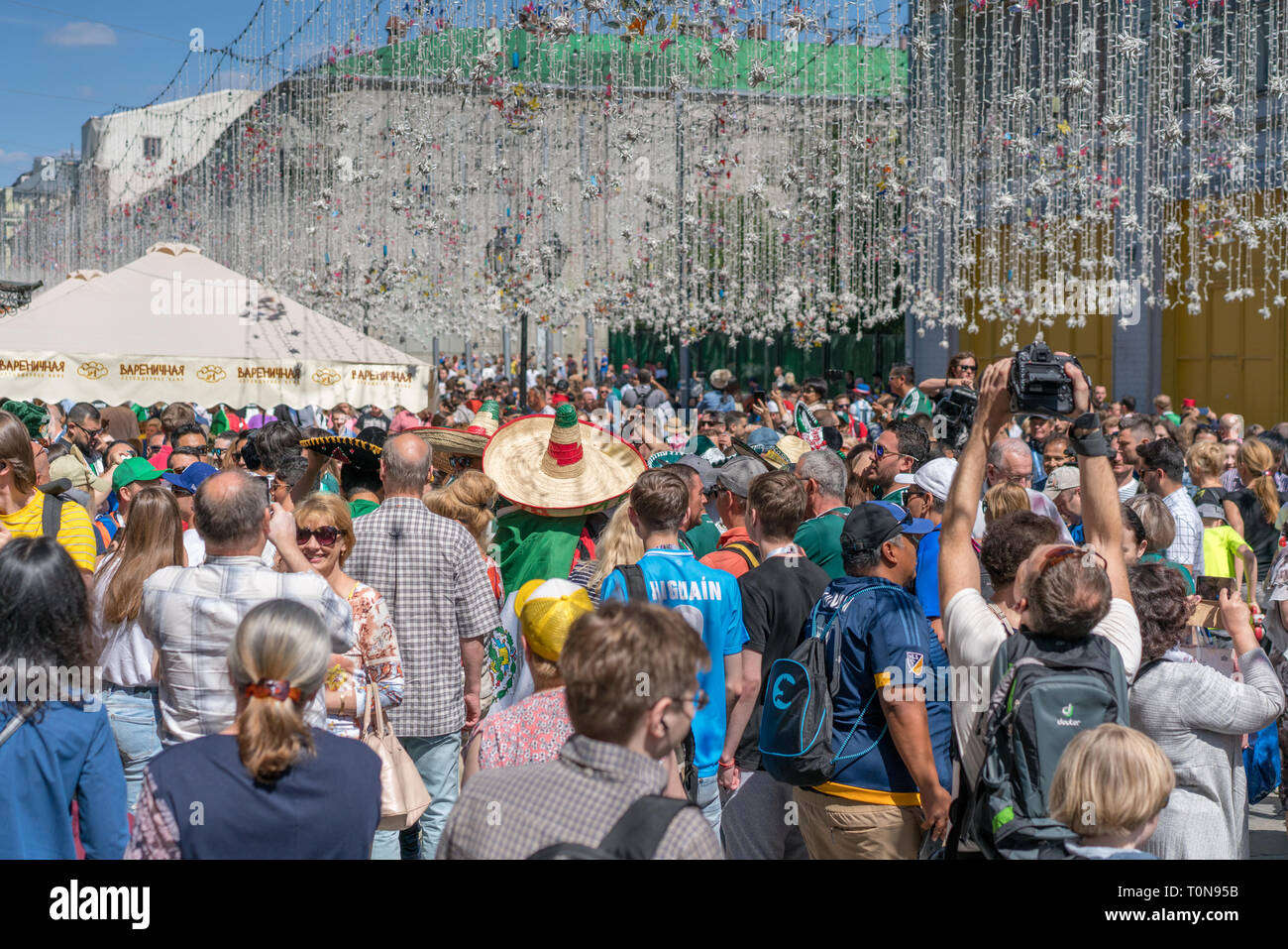 Moscou, Russie - 16 juin 2018 : Coupe du Monde FIFA 2018. Les amateurs de soccer de l'étranger marchant dans les rues de Moscou, la FIFA Coupe du monde, Mundial 2018 Banque D'Images