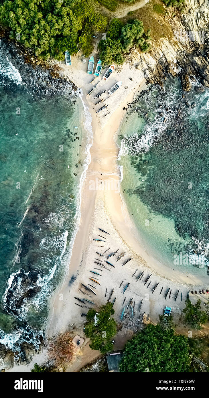 Blue Beach Island Nilwella. Vue aérienne de la côte sud de l'île de Sri  Lanka Photo Stock - Alamy