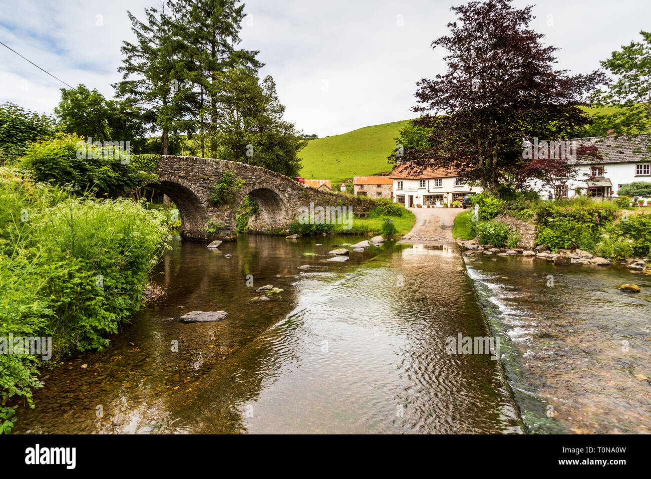 Lorna Doone ferme et pont de pierre sur le Badgworthy Malmsmead à l'eau, Exmoor, Somerset, UK Banque D'Images