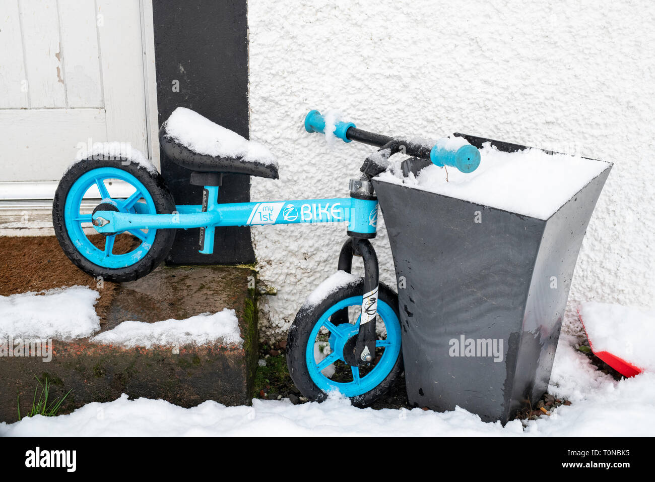 Chillds bike à l'extérieur d'un chalet à Leadhills village tôt le matin de la neige. Deuxième plus haut village d'Écosse. South Lanarkshire, Écosse Banque D'Images