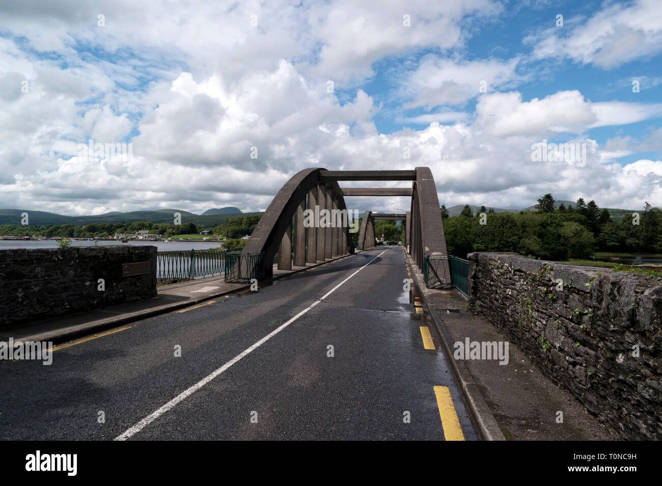 Pont routier sur la rivière Kenmare dans la ville de Kenmare,Co.Kerry, Irlande Banque D'Images