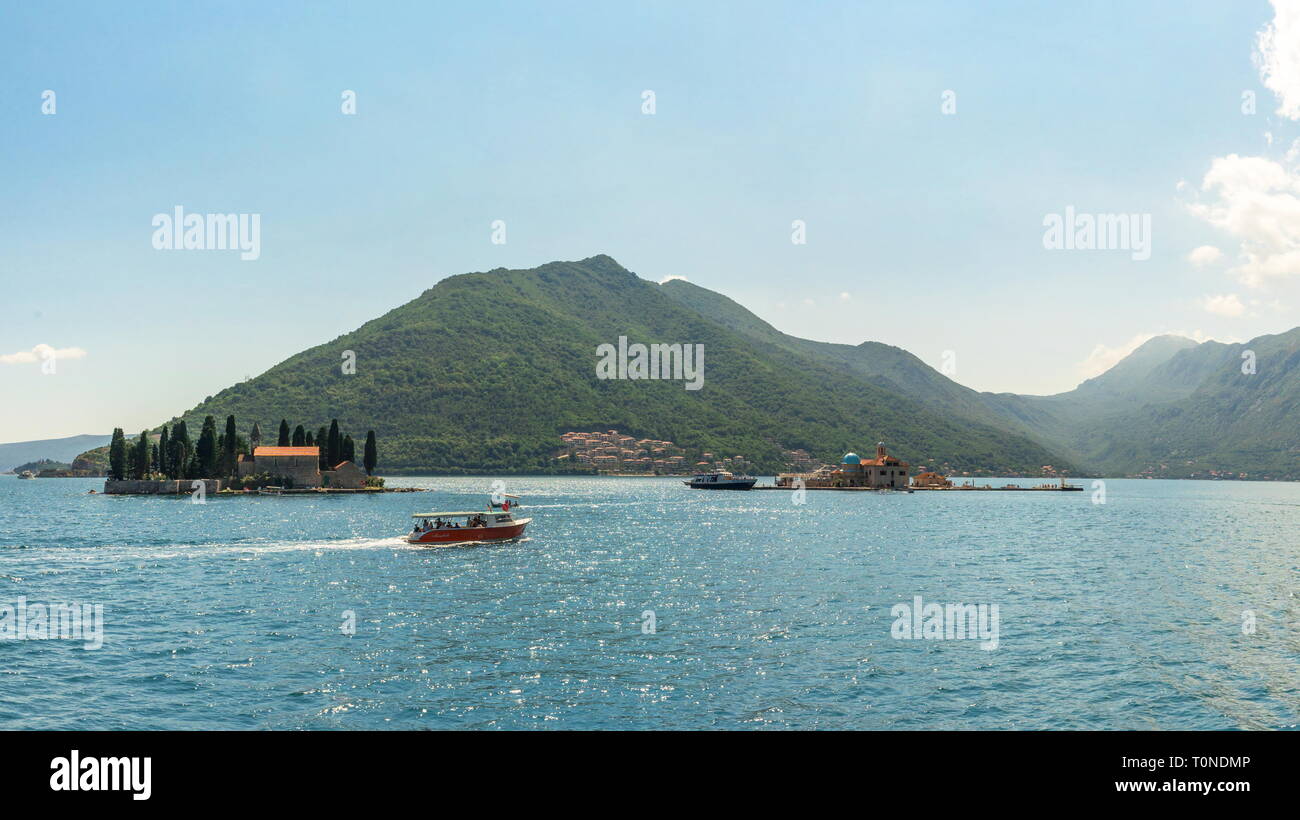 Deux îles de la baie de Kotor, Monténégro, dans un jour d'été ensoleillé Banque D'Images
