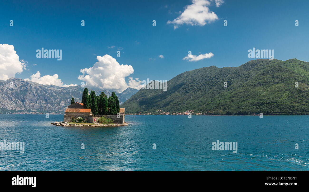 Île de Saint George, dans la baie de Kotor, Monténégro, dans un jour d'été ensoleillé Banque D'Images