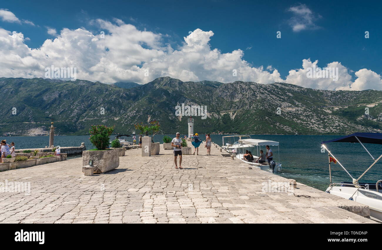 Perast, Monténégro - 07.11.2018. Sur la jetée de l'île, près de l'ancienne église dans la baie de Kotor, Monténégro Banque D'Images
