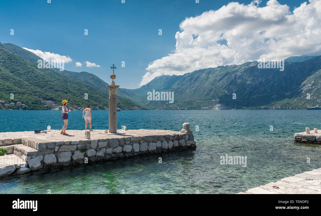 Perast, Monténégro - 07.11.2018. Sur la jetée de l'île, près de l'ancienne église dans la baie de Kotor, Monténégro Banque D'Images