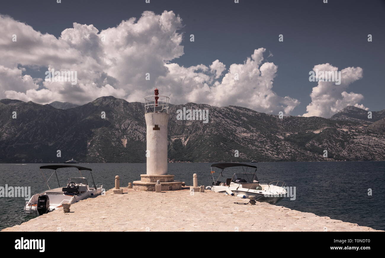 Perast, Monténégro - 07.11.2018. Sur la jetée de l'île, près de l'ancienne église dans la baie de Kotor, Monténégro Banque D'Images
