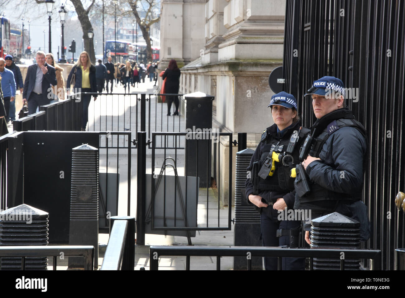Les agents de police armés, entrée au 10 Downing Street, Londres. UK Banque D'Images