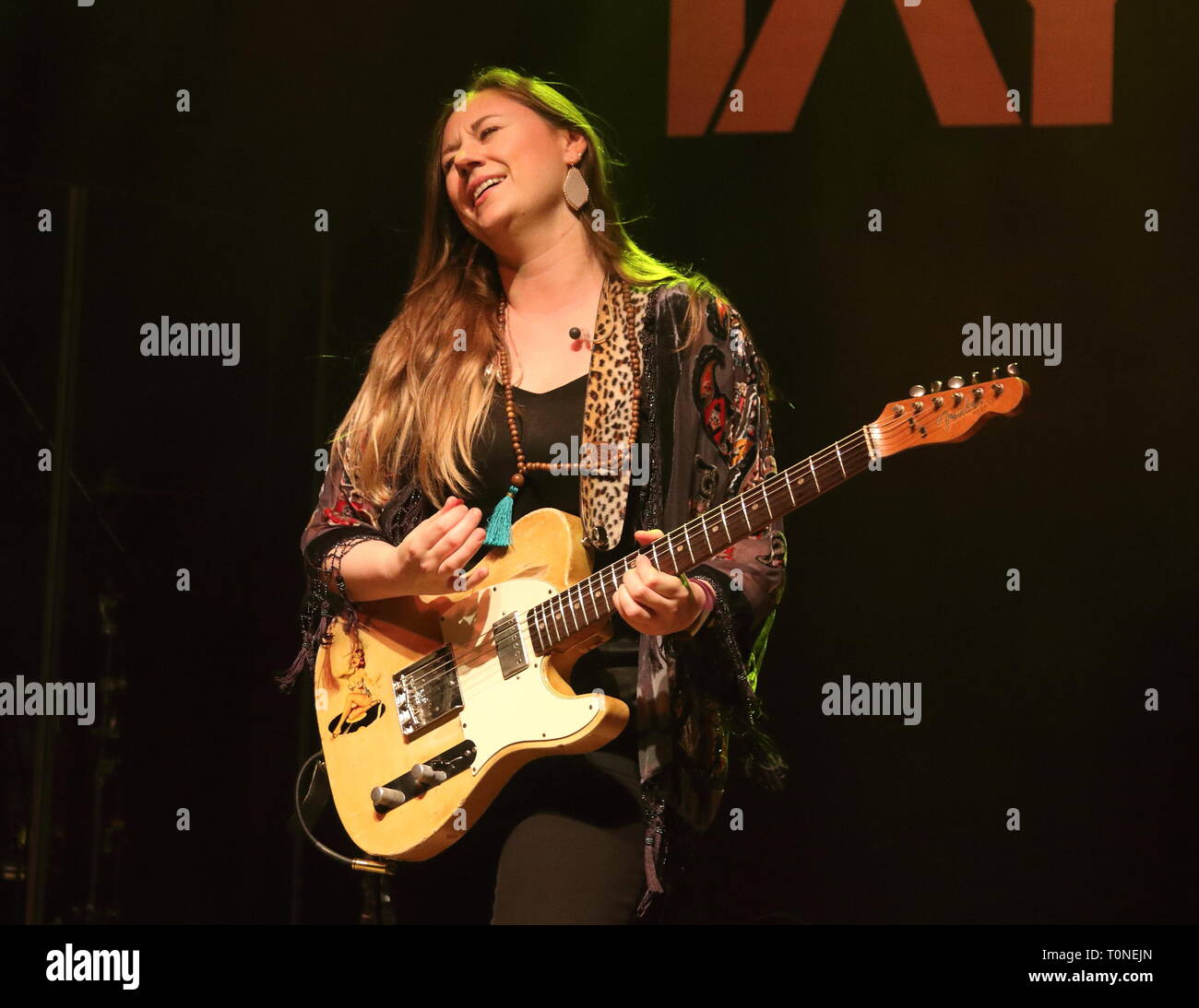 Haut de la guitariste de blues britannique Joanne Shaw Taylor vu effectuer au cours de sa visite au Cœur téméraire O2 Shepherd's Bush Empire. Banque D'Images