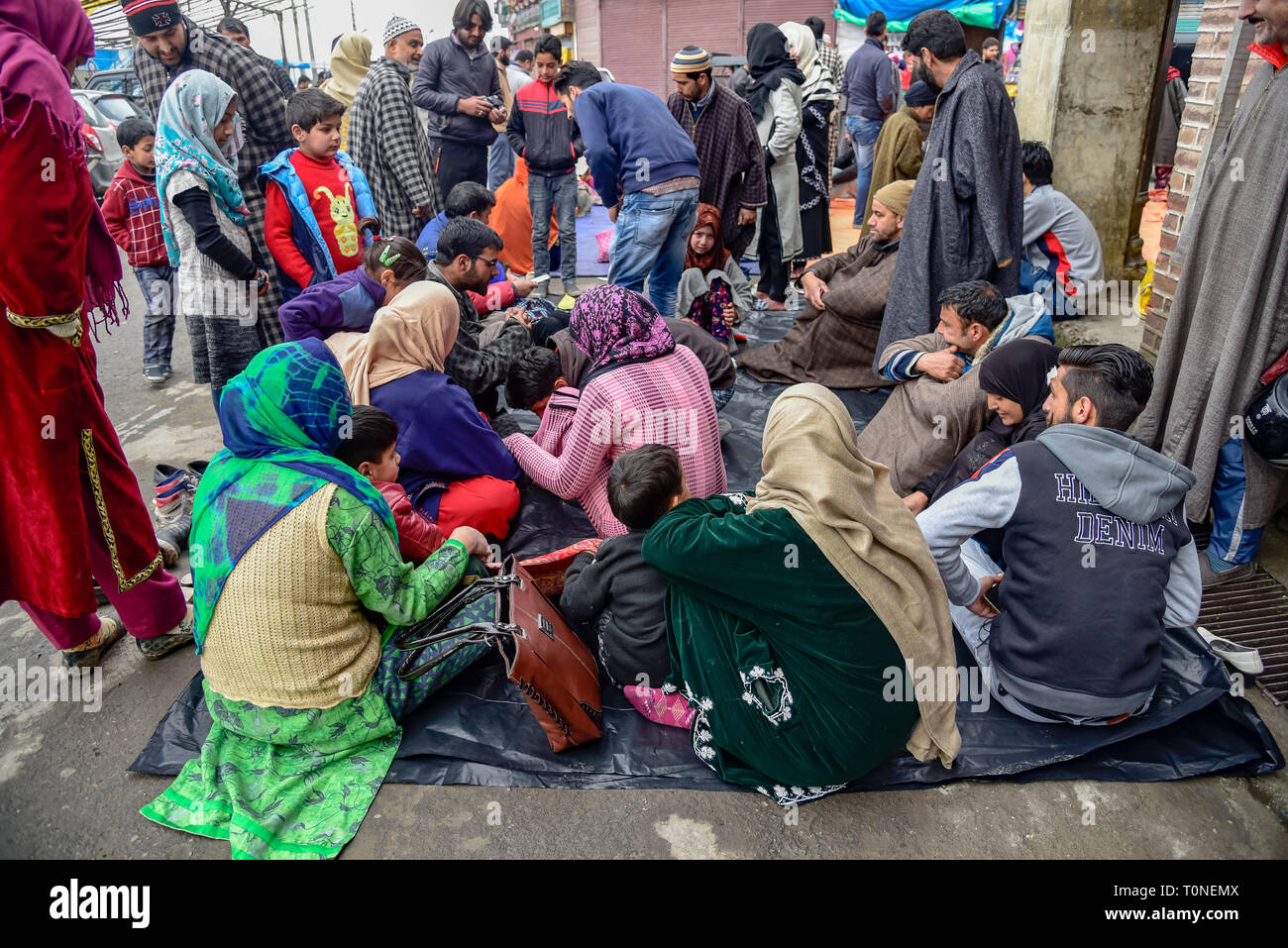 Les patients du cachemire vus recevant un traitement de la sangsue. Un travailleur de la santé traditionnelle utilise les sangsues pour sucer le sang impur dans le cadre d'un traitement à l'Hazratbal sur les rives de la Dal Lake, dans la banlieue de Srinagar, capitale d'été du Cachemire indien. Chaque année, les travailleurs de santé traditionnels au Cachemire utiliser les sangsues pour traiter les personnes des démangeaisons douloureuses, morceaux qui se développent sur la peau appelé engelures acquis durant l'hiver. Des milliers de patients souffrant de divers problèmes de peau reçoit un traitement à la sangsue à Srinagar Hazratbal. Banque D'Images