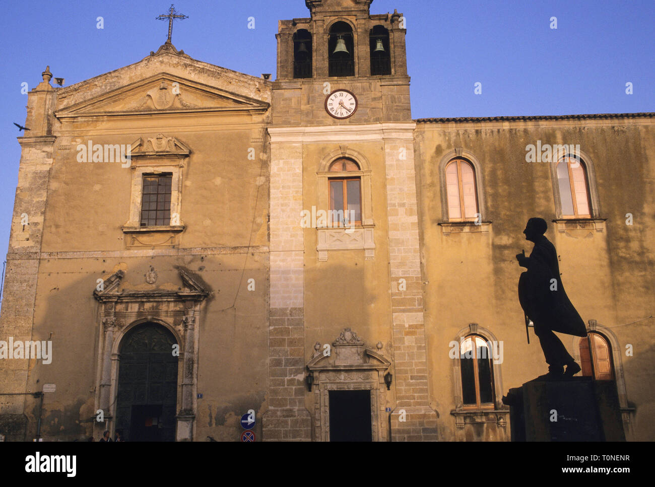 Caltagirone, don sturzo monument et église, sicilia, Italie Banque D'Images