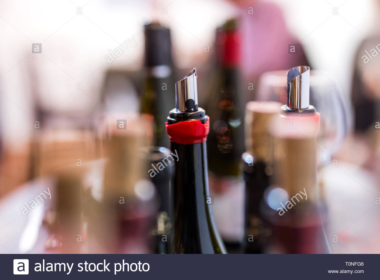 Ouvrir les bouteilles de vin, vin souple, verres, bouchons avec arrière-plan flou à la dégustation Banque D'Images
