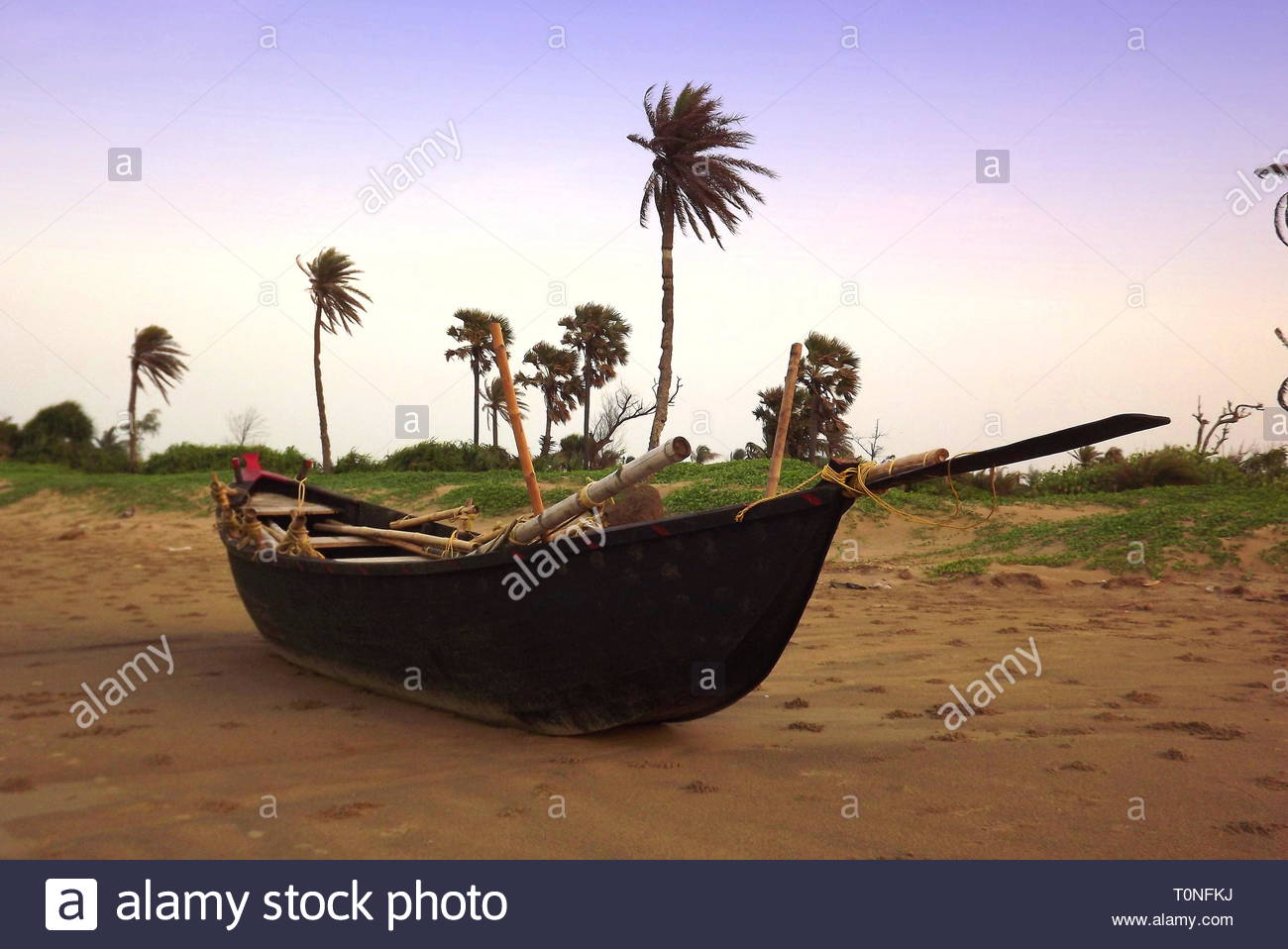 Bateau sur la plage avec la mer en arrière-plan pittoresque Banque D'Images