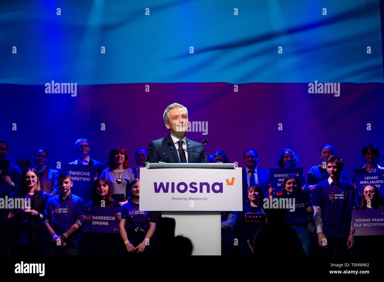 Robert Biedron vu au cours de la Convention de printemps. Le printemps est un nouveau centre de la Pologne l'auto-parti politique. Il a été annoncé le 3 février 2019. Le président du parti est Robert Biedron. La nature idéologique du groupe social est, économiquement et libéralement à leur vision du monde ; postulats du groupe sont aussi anti-cléricale, féministe et pro-écologique. Banque D'Images