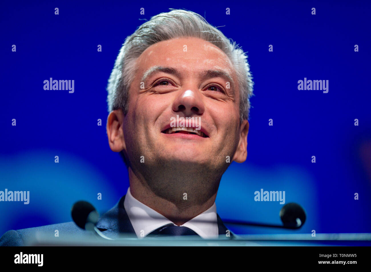 Robert Biedron vu sourire pendant la Convention de printemps. Le printemps est un nouveau centre de la Pologne l'auto-parti politique. Il a été annoncé le 3 février 2019. Le président du parti est Robert Biedron. La nature idéologique du groupe social est, économiquement et libéralement à leur vision du monde ; postulats du groupe sont aussi anti-cléricale, féministe et pro-écologique. Banque D'Images