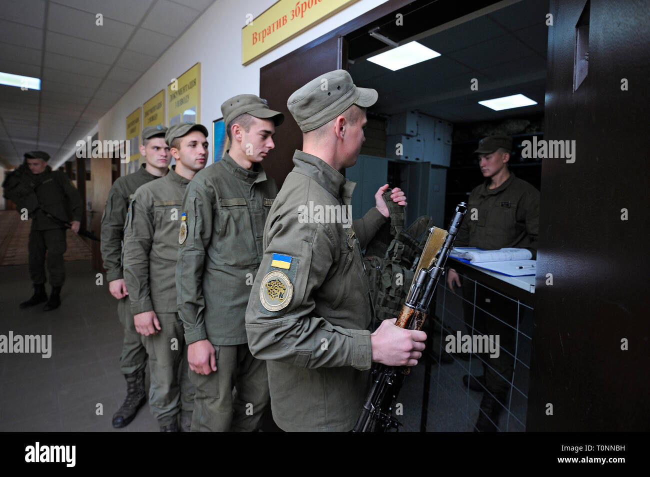 La préparation pour les manœuvres. S soldats mitrailleuses et munitions des armes à feu à la salle. Novo-Petrivtsi base militaire, l'Ukraine. 12 novembre, 2018 Banque D'Images