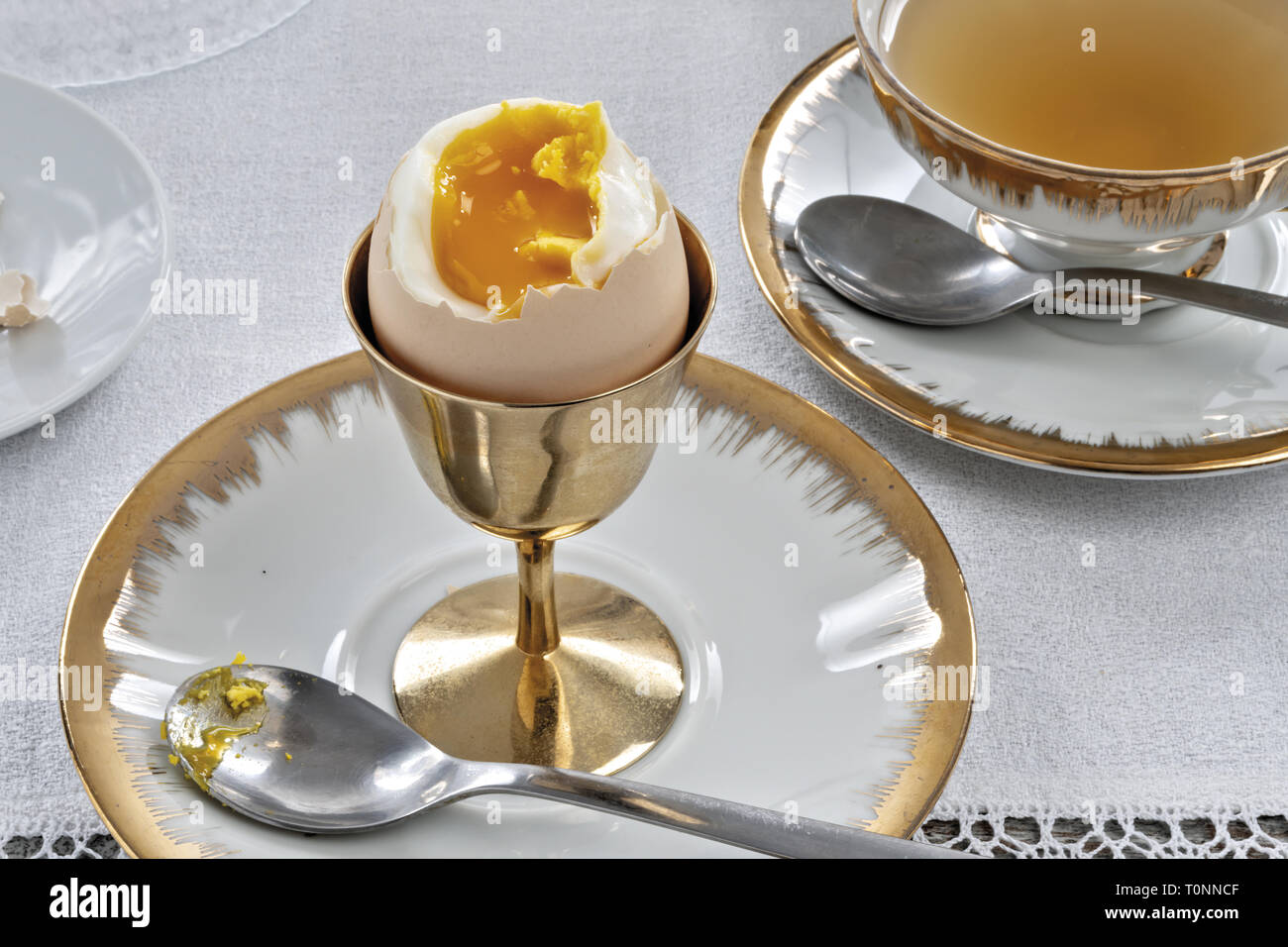 Uovo bollito sgusciato rotto con TORTA DI MELE tazza e di le dall'alto Banque D'Images
