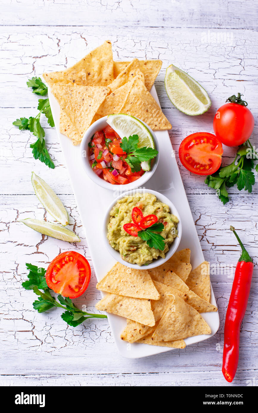 Le guacamole, salsa sauce tomate et frites nachos Banque D'Images