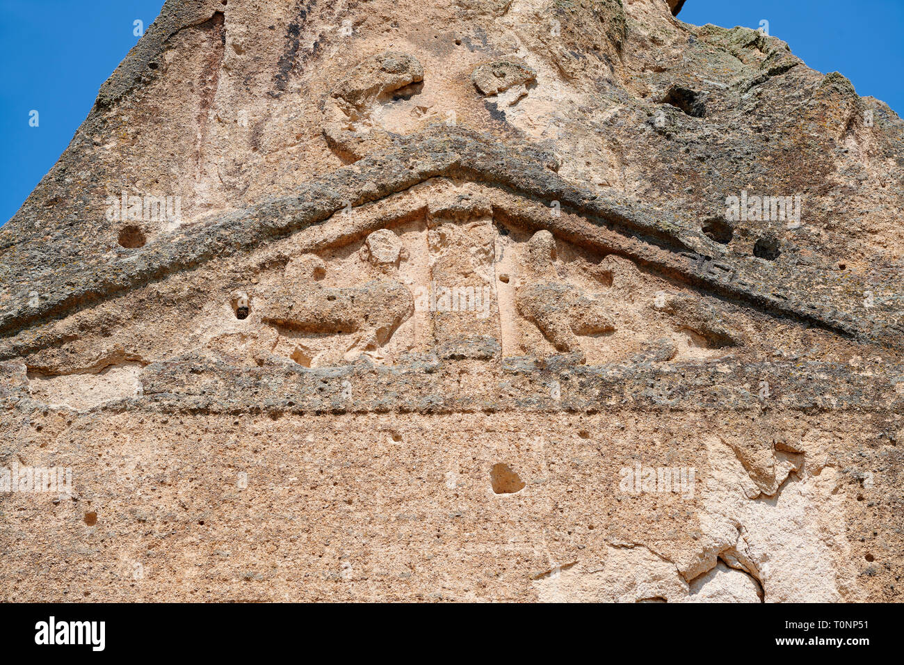 Close up de deux sphinx relief scul[ptures du temple de phrygien Aslankaya, 7e siècle avant J.-C.. Phyrigian Vallée, Emre Lake, près de Döğer, Turquie. Sur Banque D'Images