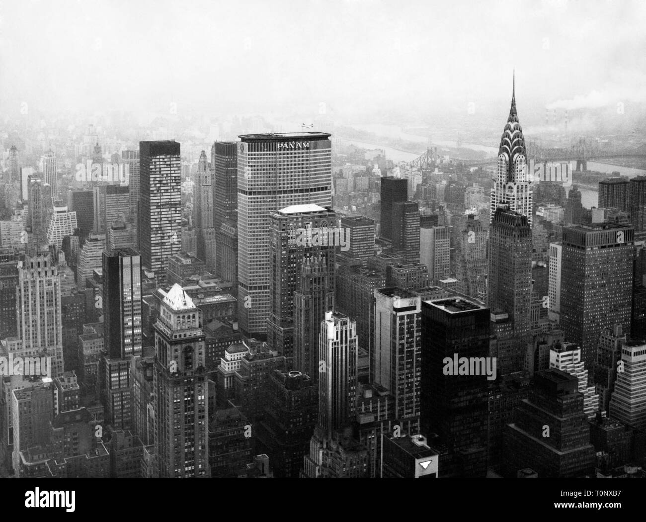 New York, vue sur l'Empire State Building gratte-ciel dans la Pan American, 1966 Banque D'Images