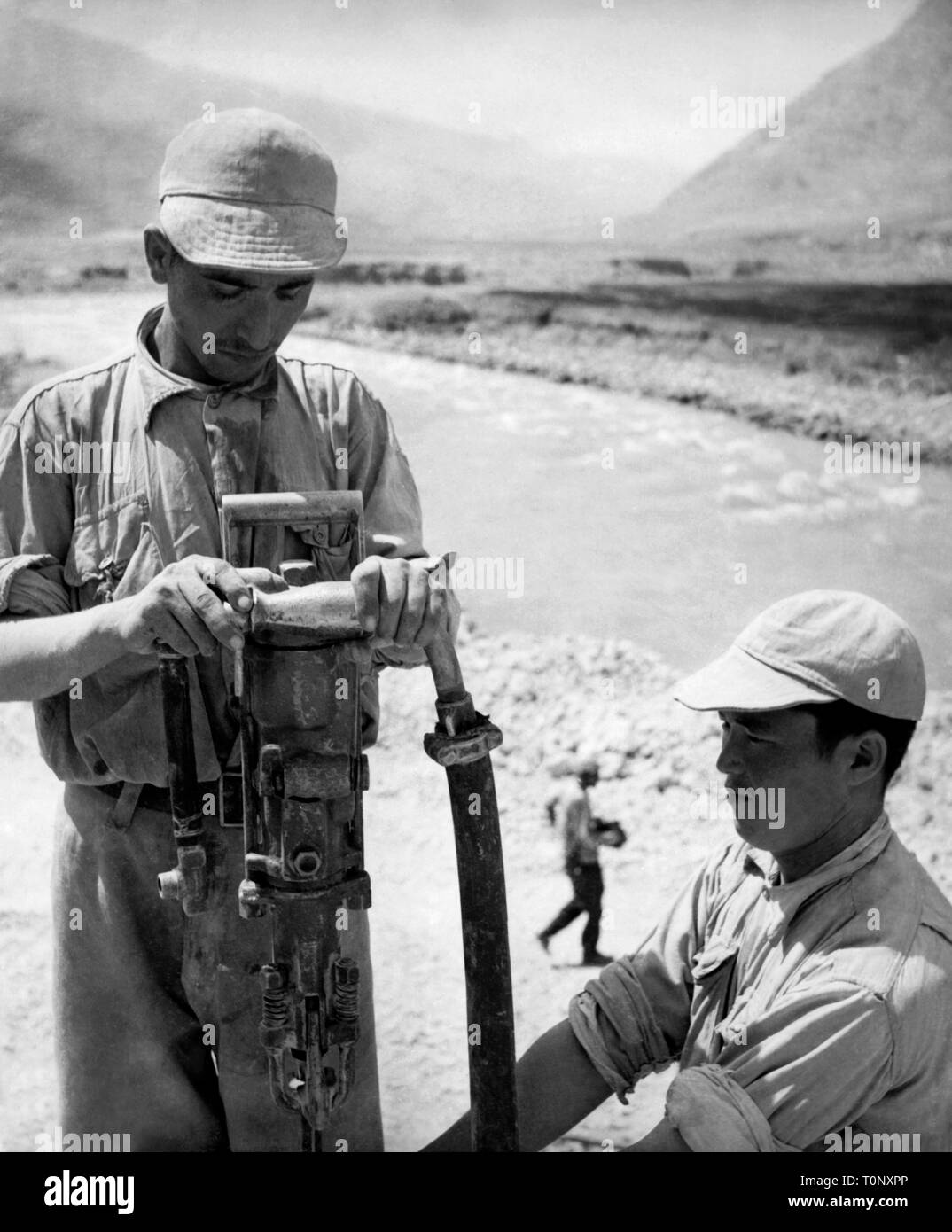 Les Afghans au travail le long de la nouvelle route, 1960 Banque D'Images