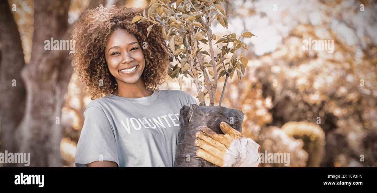 Portrait of female volunteer holding plant Banque D'Images