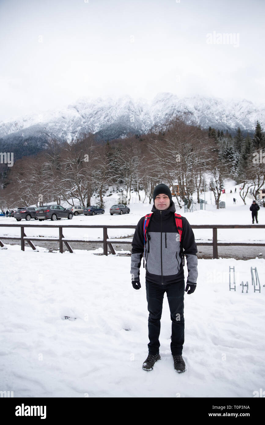 Jeune homme randonnées en montagne en hiver, dans la neige portant une  chemise et de transporter un sac à dos. Personne active dans le froid Photo  Stock - Alamy