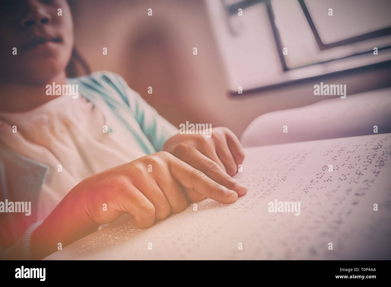 Girl en utilisant le braille pour lire Banque D'Images