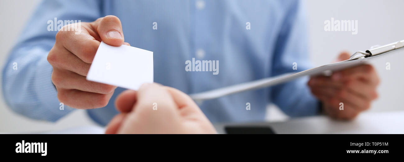 La main des hommes en fonction de donner carte blanche Banque D'Images