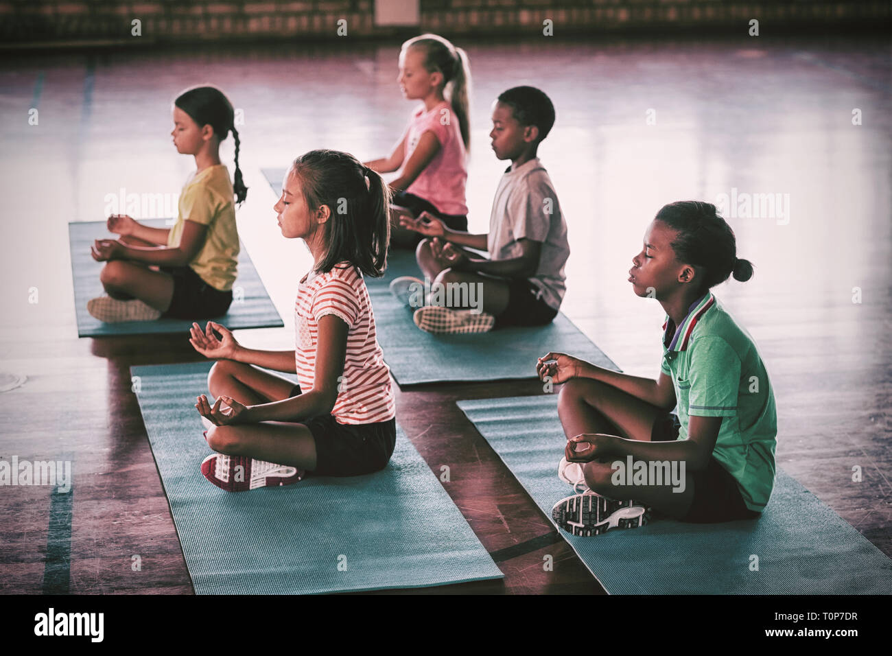 Les enfants de l'école au cours de méditation yoga class Banque D'Images