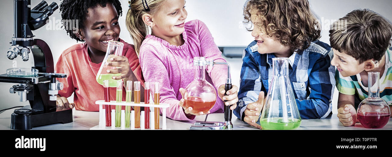 Les enfants faisant une expérience chimique in laboratory Banque D'Images