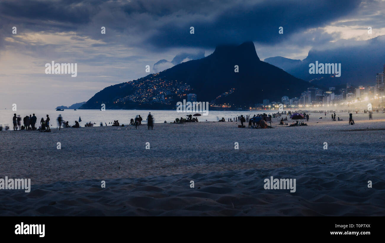 L'Arpoador coucher du soleil, la plage d'Ipanema, Rio de Janeiro Brésil Banque D'Images