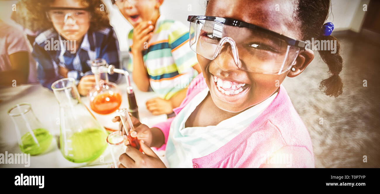 Les enfants faisant une expérience chimique in laboratory Banque D'Images