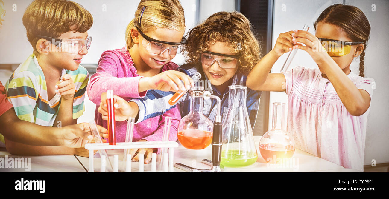 Les enfants faisant une expérience chimique in laboratory Banque D'Images