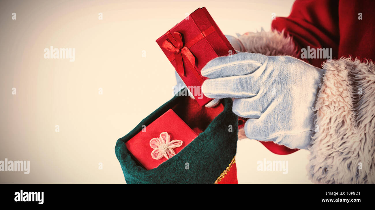 Père Noël mettre présente en bas de Noël Banque D'Images