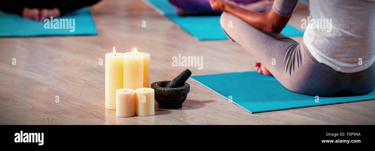 En prenant de l'instructeur de yoga Banque D'Images