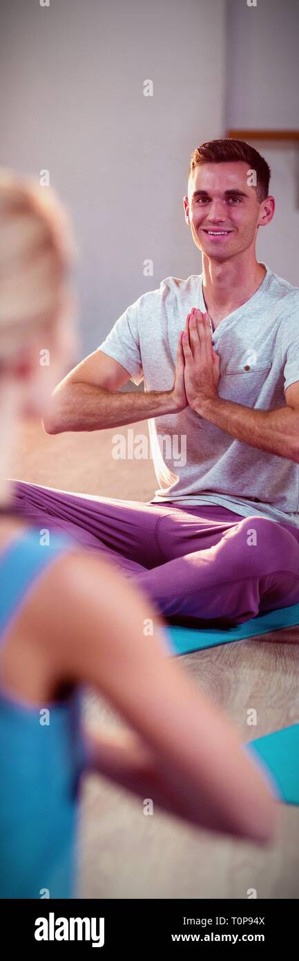 En prenant de l'instructeur de yoga Banque D'Images
